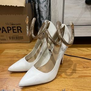 Size 8 white pointed toe heel w/ gold snake strap
